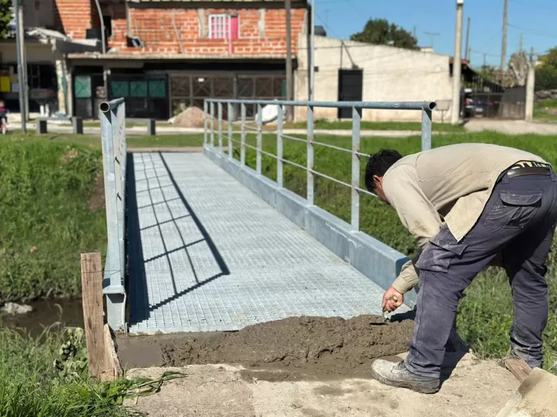 El municipio instala nuevos puentes peatonales para mejorar la accesibilidad en Calzada y Malvinas Argentinas
