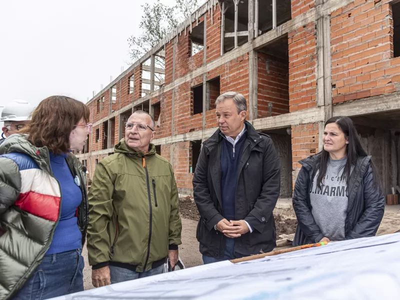 Cascallares y Batakis recorrieron las obras del nuevo complejo de viviendas en José Mármol