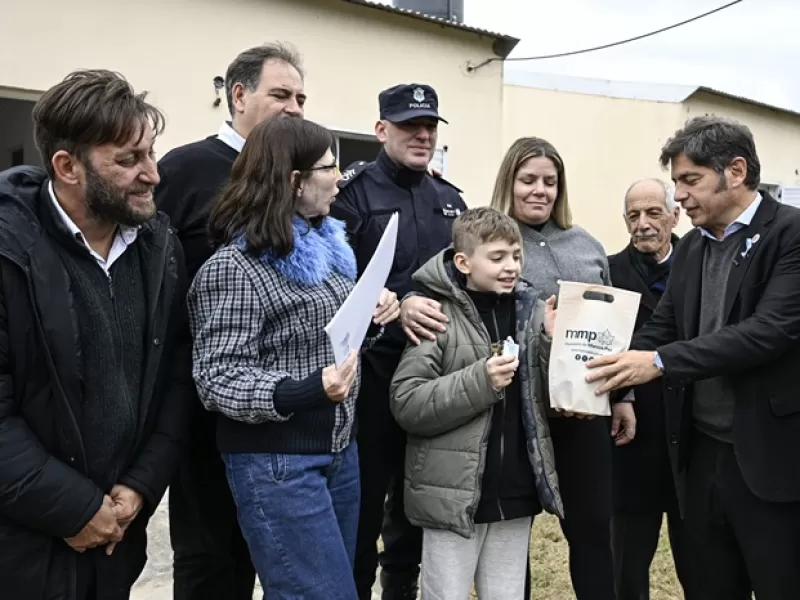 Kicillof entreg&oacute; viviendas  y cuestion&oacute; al Gobierno nacional por el freno a la obra p&uacute;blica