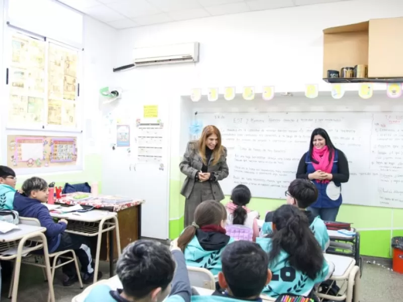 Magdalena Sierra recorri&oacute; las obras realizadas en la Primaria 36