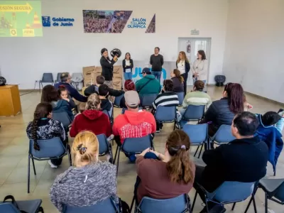Jornada de concientizaci&oacute;n vial y entrega de cascos a familias de personas con discapacidad
