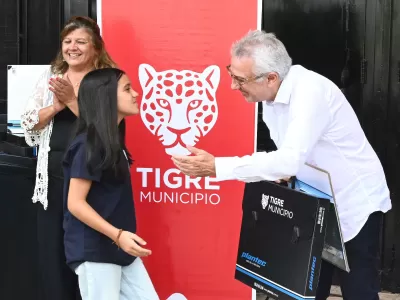 Julio Zamora entreg&oacute; kits escolares a estudiantes de la Escuela T&eacute;cnica N&deg; 1 de El Talar