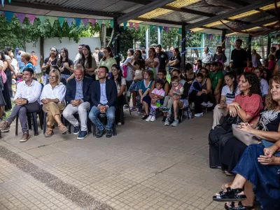 El municipio junto a un jard&iacute;n de infantes y a una escuela primaria en el inicio de clases