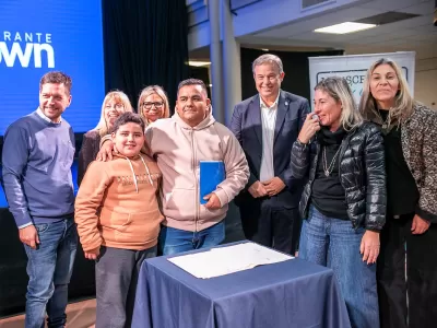 El Municipio acompa&ntilde;&oacute; en la firma de su escritura a 200 familias