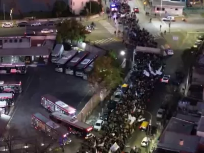 Referentes políticos y sindicales marcharon a la casa de Cristina Kirchner en rechazo a su condena