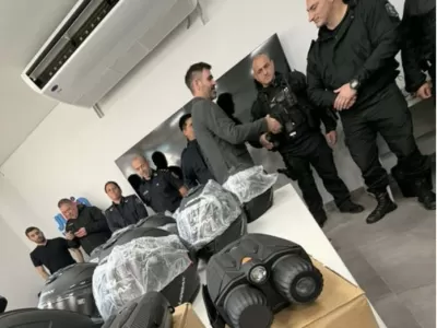 Entregaron binoculares de visi&oacute;n nocturna y cascos para fortalecer la seguridad