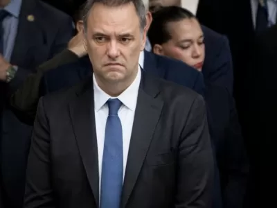 Crece la presi&oacute;n sobre Manuel Adorni: avanza la investigaci&oacute;n judicial y la oposici&oacute;n impulsa una moci&oacute;n de censura