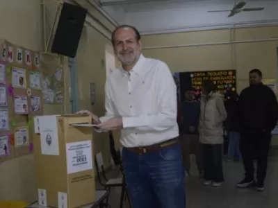 Los principales candidatos emitieron su voto y llamaron a la participación en una jornada con demoras
