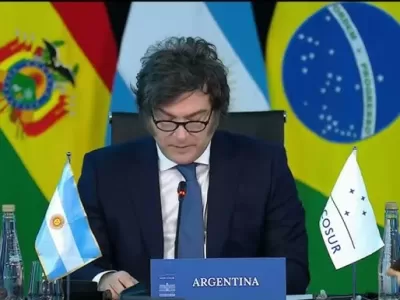 Javier Milei participa de la cumbre del Mercosur en medio de tensiones regionales y cambios en el Gabinete
