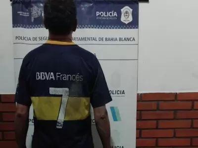 Atacaron a polic&iacute;as con un hacha y un ca&ntilde;o met&aacute;lico