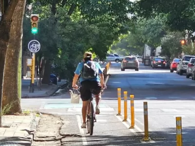Comerciantes piden retirar la ciclov&iacute;a de Yrigoyen y ONG advierte sobre un retroceso en movilidad