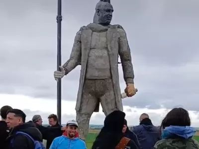 Homenaje a Ricardo Iorio: Una escultura de casi seis metros
