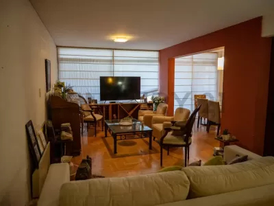 Vende barato, debe caro: las cuentas que no le cierran a Manuel Adorni