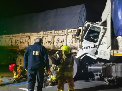 Autopista 9: violento choque entre dos camiones y un conductor qued&oacute; atrapado