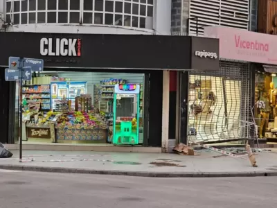 Conductor alcoholizado choc&oacute; contra un local en el centro y dio positivo en el control
