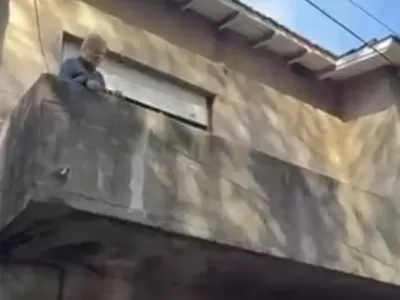 Vecinos rescataron a una mujer atrapada en un balc&oacute;n producto de un incendio