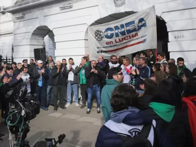 Trabajadores de la CNEA realizan un paro y una caravana en rechazo a los despidos y al ajuste en el organismo