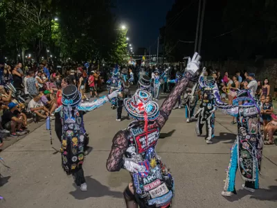 Una multitud disfrut&oacute; del inicio de la temporada de carnavales