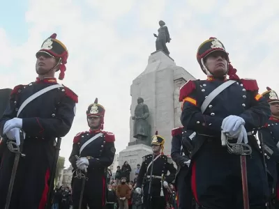 Los Granaderos a Caballo recorrieron el centro y despertaron aplausos y admiraci&oacute;n