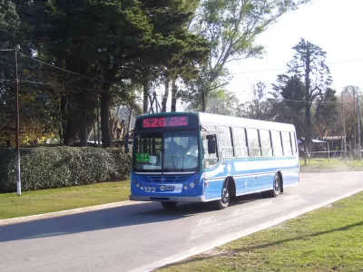 Dos l&iacute;neas de colectivos siguen con servicio limitado