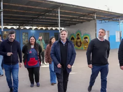 Ach&aacute;val recorri&oacute; obras de mantenimiento en una escuela y un jard&iacute;n de Zelaya