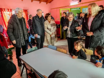 Residentes de un hogar geri&aacute;trico tejieron abrigos para ni&ntilde;os de la Casa del Ni&ntilde;o Bel&eacute;n