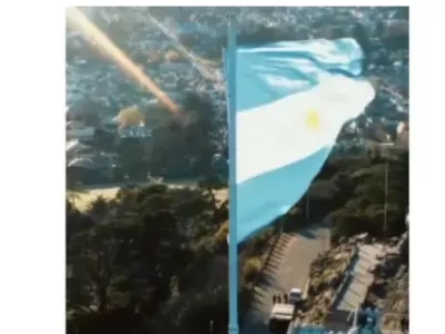 Izamiento de la bandera en el Parque Independencia