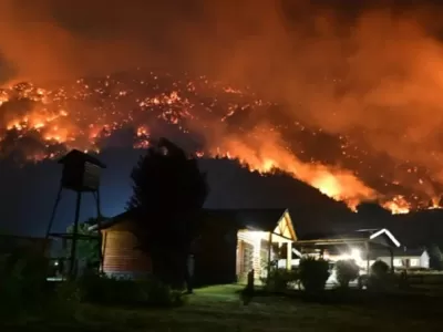 M&aacute;s de 5.000 hect&aacute;reas afectadas, hay casas quemadas y animales muertos