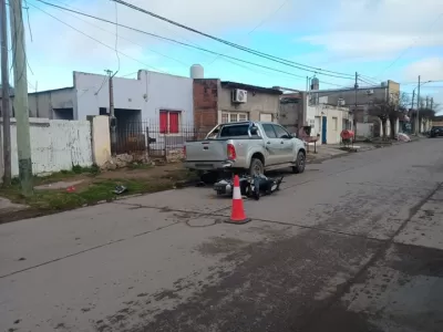 Motociclista choc&oacute; a una camioneta estacionada y termin&oacute; con lesiones