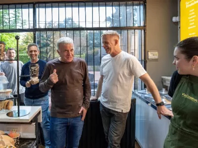Carlos Balor visit&oacute; el nuevo local de V&iacute;a Cosenza en Hudson