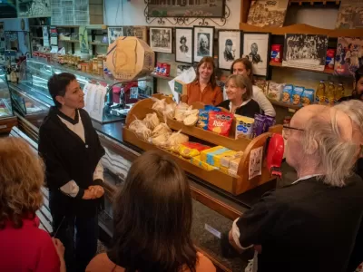 Mayra Mendoza recorrió Quilmes Oeste y entregó reconocimientos a comerciantes locales