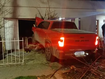 Aceler&oacute; con una RAM y se incrust&oacute; contra la casa de un jubilado