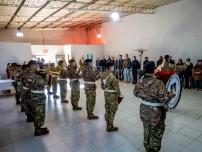 Emotivo homenaje a los cuatro soldados ca&iacute;dos en Malvinas