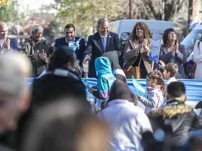 Más de 2500 alumnos realizaron su promesa a la bandera durante un emotivo acto en Burzaco