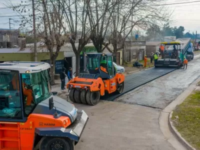 Avanzan las nuevas obras de asfalto y cord&oacute;n cuneta en el barrio Capilla de Loreto