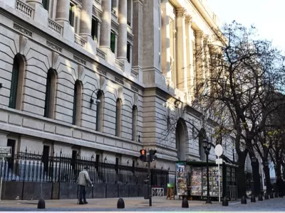 Docentes del Colegio Nacional Bs As van al paro