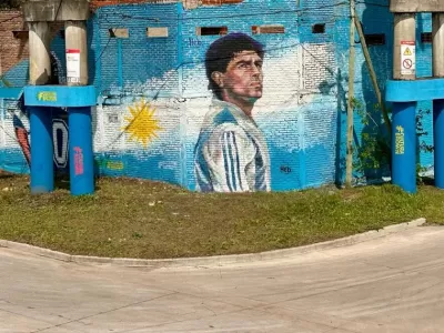 La ciudad homenaje&oacute; a Diego Maradona en su cumplea&ntilde;os con un nuevo mural en Burzaco