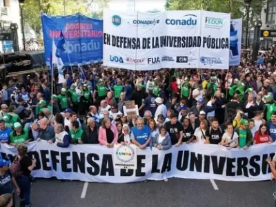 Masiva marcha universitaria en todo el pa&iacute;s para reclamar presupuesto y salarios docentes