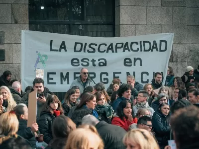 Denuncian represi&oacute;n policial en protesta por discapacidad frente al Ministerio de Salud