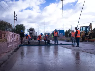Avanza la obra de bacheo en la Av. Almirante Brown para optimizar la log&iacute;stica y el tr&aacute;nsito urbano
