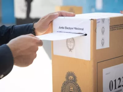 Arrancaron las elecciones con demoras en algunas escuelas y falta de boletas en otras