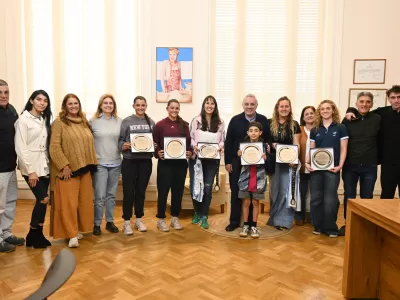 Julio Zamora recibi&oacute; a deportistas que se destacaron en competencias nacionales e internacionales