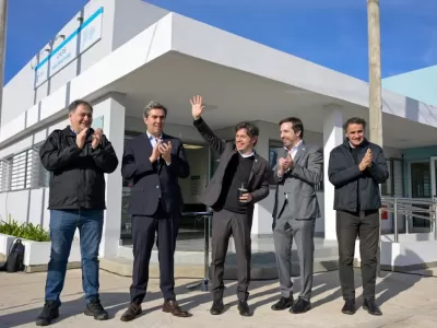 Kicillof present&oacute; un nuevo centro de salud en Luj&aacute;n y entreg&oacute; patrulleros