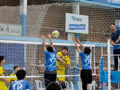 Unos 700 j&oacute;venes participaron de la copa Brown de v&oacute;ley en el polideportivo municipal