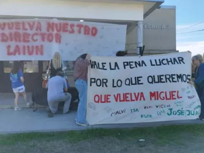 La comunidad educativa de la T&eacute;cnica N&deg; 2 volvi&oacute; a reclamar por la reincorporaci&oacute;n del director Miguel Laiun