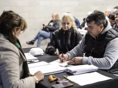Familias de Del Viso firmaron las escrituras de sus hogares durante un operativo municipal