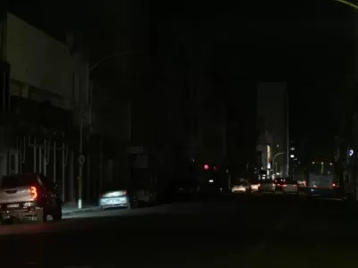 Amplio corte de luz afect&oacute; a distintos barrios y el servicio se normaliz&oacute; cerca de la medianoche