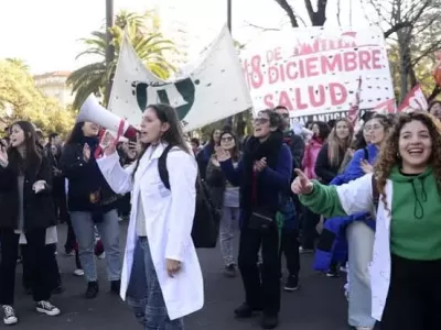 El Colegio de M&eacute;dicos bonaerense respald&oacute; el reclamo de los residentes por salarios y mejores condiciones laborales