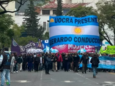 Todos los trabajadores del pa&iacute;s en una marcha multitudinaria en el centro porte&ntilde;o