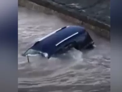 Una camioneta cay&oacute; al r&iacute;o en Costanera tras avanzar sin control: no hubo heridos